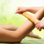 Massage de jambe avec un bambou I Ô Pays des Sens