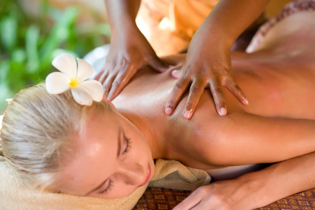 Femme recevant un massage Lomi Lomi I Ô Pays des Sens