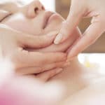 Femme recevant un massage du visage japonais I Ô Pays des Sens
